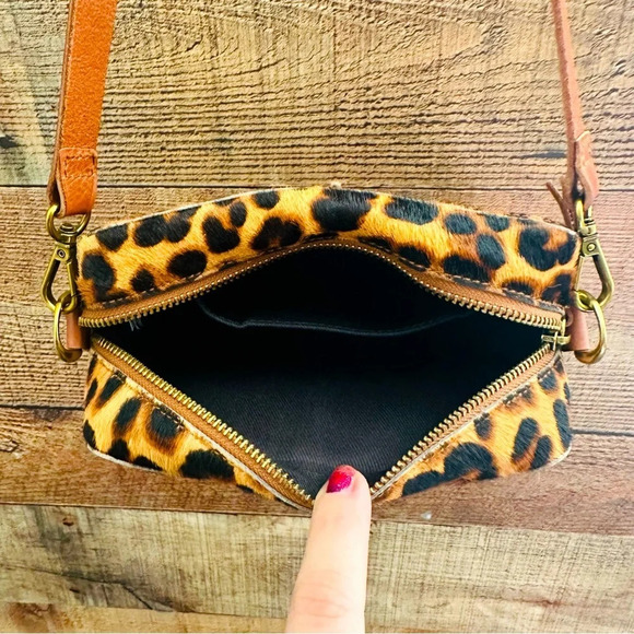 Madewell The Transport Camera Bag: Calf Hair Edition - Picture 9 of 12